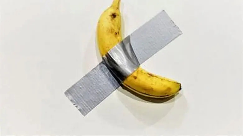 קילף בננה שמחירה 120 אלף דולר ואכל אותה