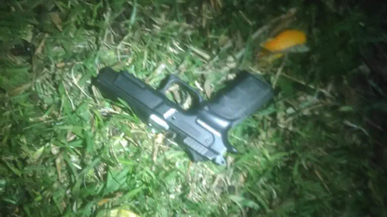 האקדח הטעון שנמצא על הדשא בנתיב הבריחה