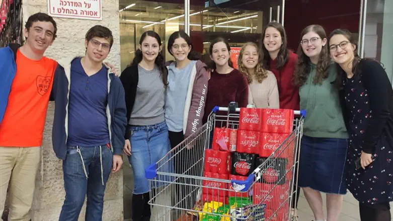 צוות 'עשיה' של סניף 'עזרא' הדר גנים