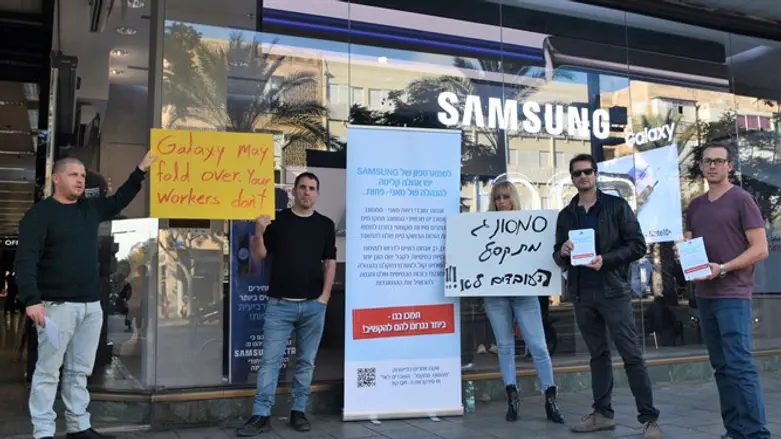 משמרת מחאה מול סניף סמסונג