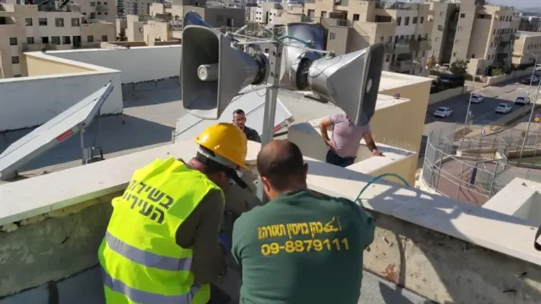 "השמעת זמירות שבת ברמקול לא נאסרה בחוק". עובדי עיריית חריש מחרימים רמקולים