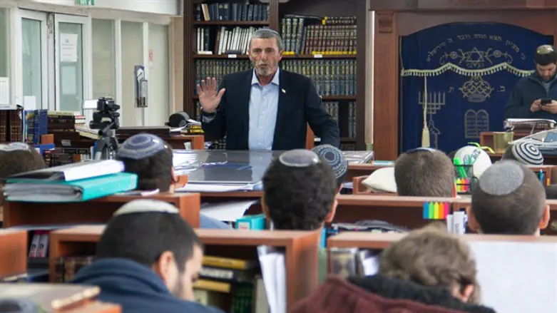 השר פרץ בישיבת ההסדר בנוף הגליל