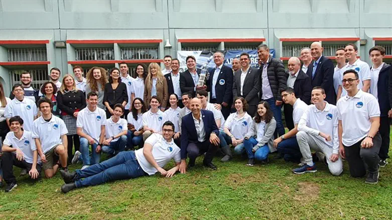 התלמידים שהיו שותפים לפרוייקט עם שר המדע