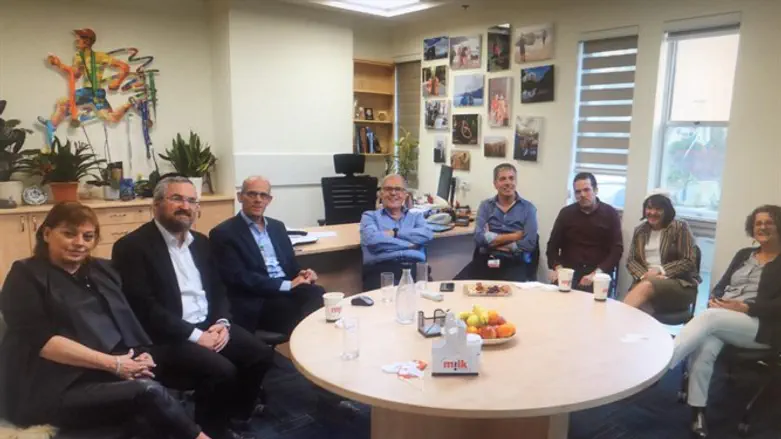 הפגישה בשערי צדק