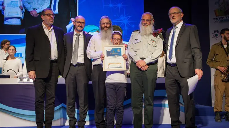 הזוכים לצד הרבצ"ר ומארגני החידון