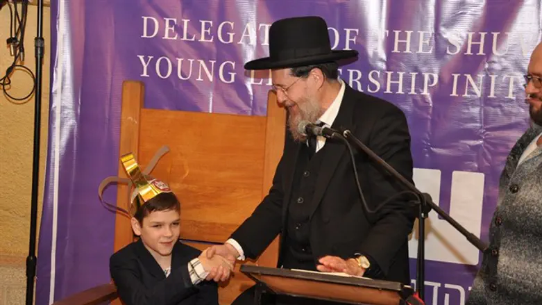 הרב קוק מקיים את מצוות פדיון הבן