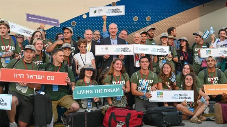 Immigrants arriving in Israel with Nefesh B'Nefesh