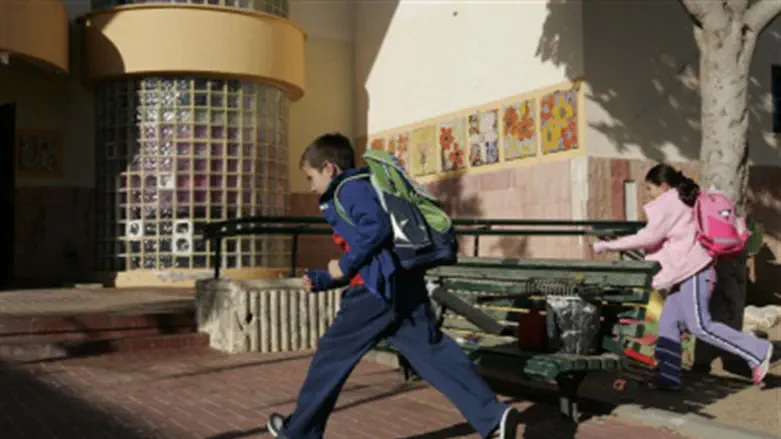 Schoolchildren run for shelter in Sderot