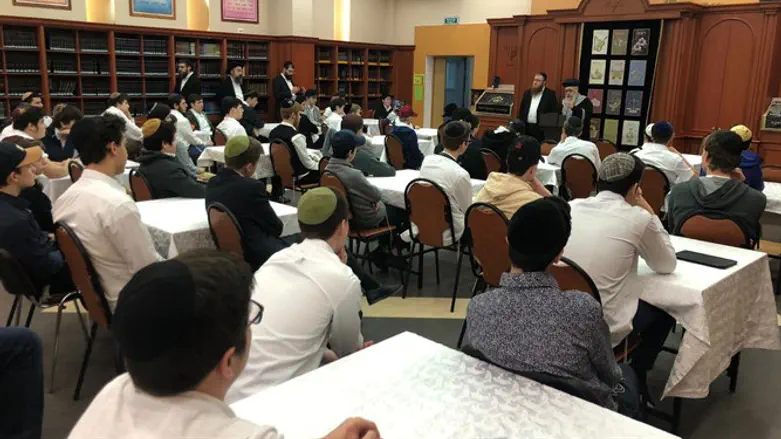 הרב יוסף משוחח עם תלמידים יהודים במוסקבה