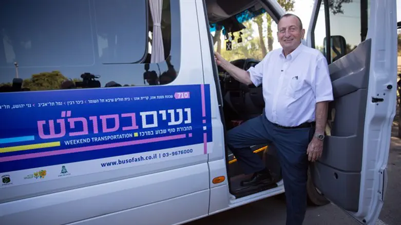רון חולדאי מציג את קווי השבת (צולם ביום חול)