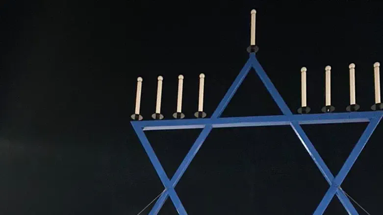 חלקה העליון של חנוכיית הענק