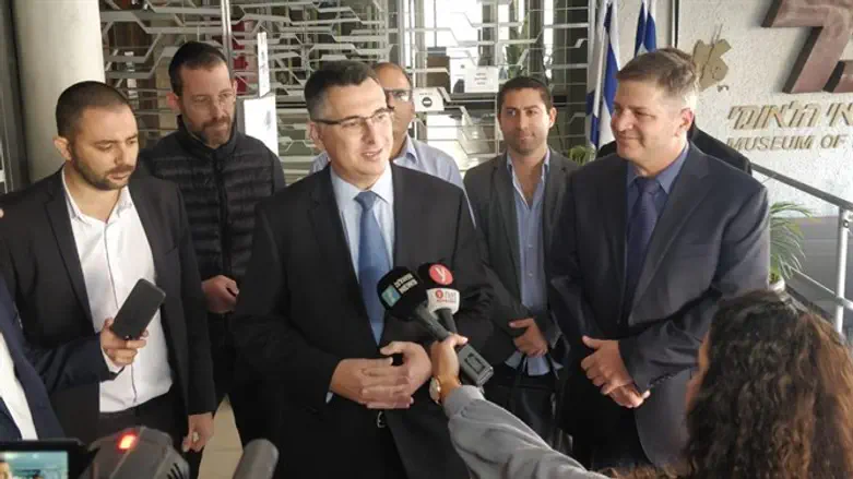 סער בכניסה למצודת זאב