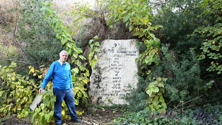 בן בסט באנדרטה לזכר הר-טוב ומייסדיה