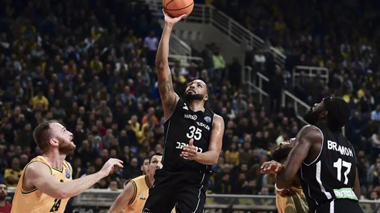 תומאס הערב מול אתונה