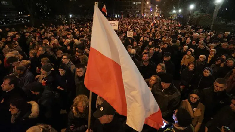 המפגינים מול בניין הפרלמנט בוורשה