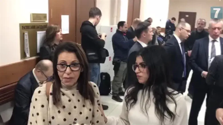 Яффа Иссахар (справа) в российском суде