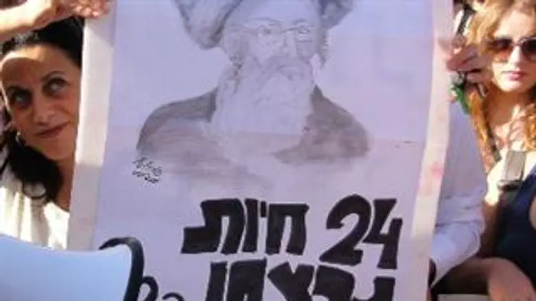 תירוש מפגינה נגד השטריימלים