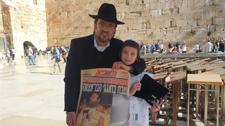 Орен Леви с сыном Авраамом на праздновании бар-мицвы