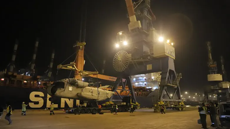Выгрузка вертолетов в Ашдоде