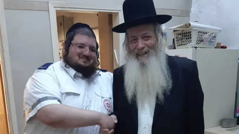 יגלניק עם חובש מד"א שהציל את חייו