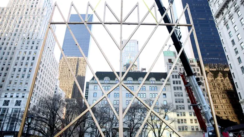 מציבים את החנוכייה בלב מנהטן