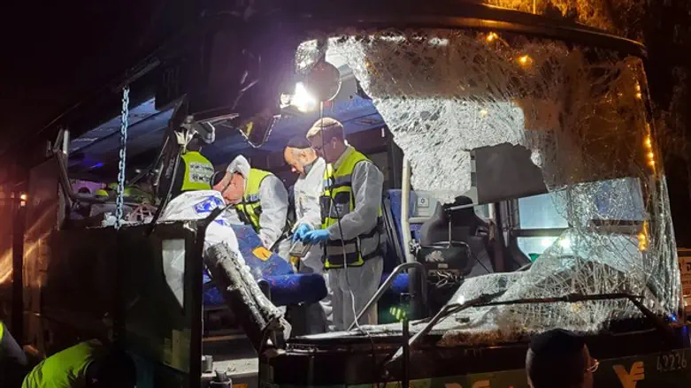 Парамедики "Маген Давид Адом" на месте аварии на шоссе № 40
