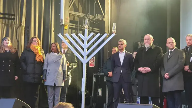 חנוכייה בכיכר המרכזית בלונדון