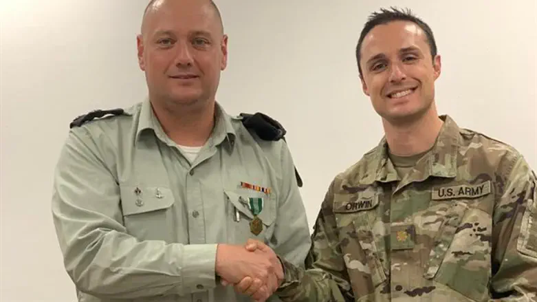 פרנס מקבל את האות