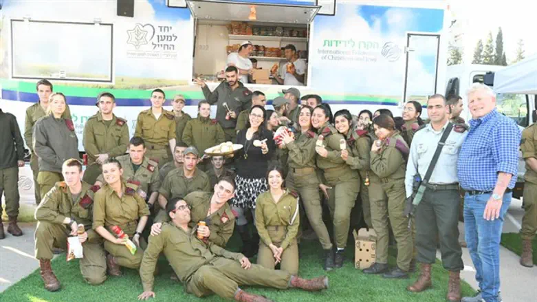 מחבקים את החיילים בכל מקום