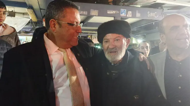 ראש העיר ליאון עם הסוחר שהותקף  אברהם מקסימוב