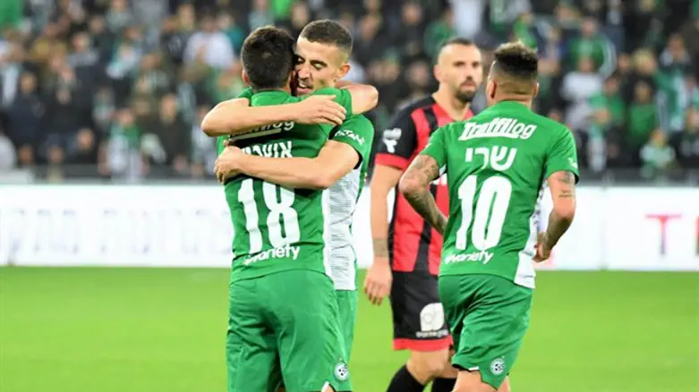 שחקני מכבי חיפה חוגגים בדרבי