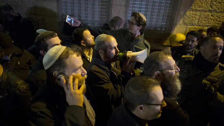 פעילי ימין מפגינים נגד גלריה ברבור. ארכיון