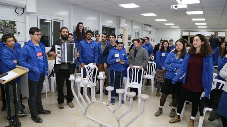 הדלקת נרות חנוכה בעוז ובגאו"ן