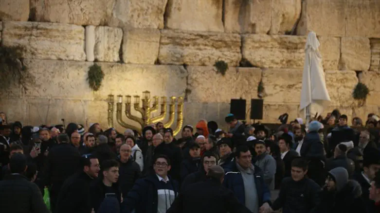 חנוכה בכותל, ארכיון