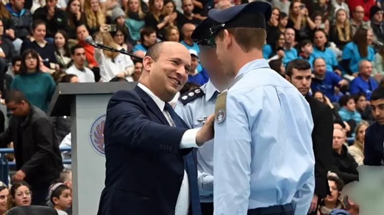 השר בנט במסדר הכנפיים