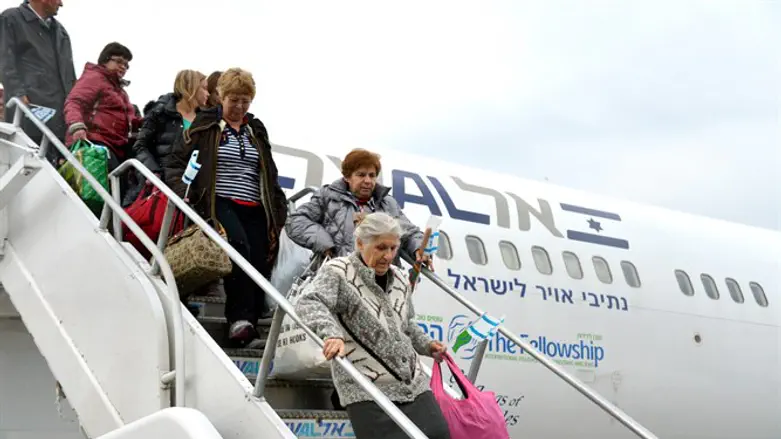 Archive: Immigrants arrive