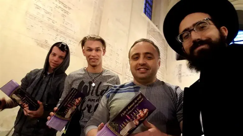 יהודים באירופה עם החנוכיות
