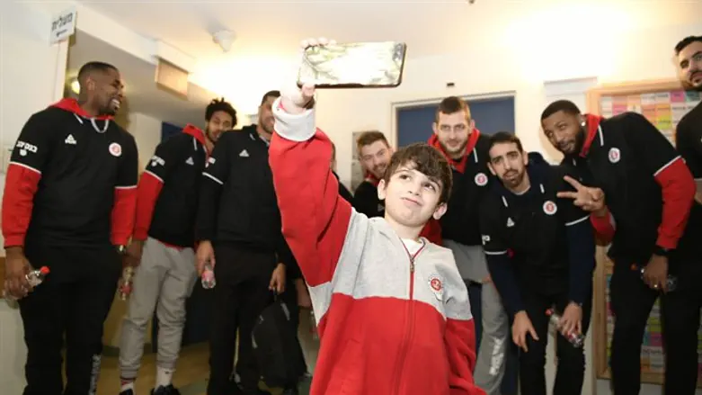 בועז בן ה-8 בסלפי עם שחקני ירושלים היום