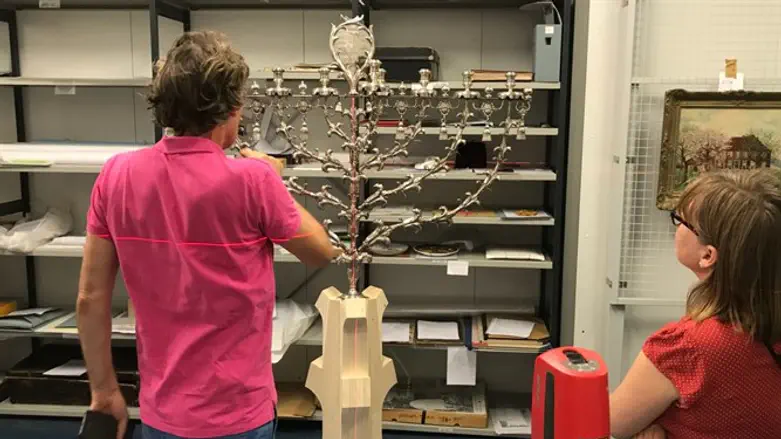 מדידות ועבודות השחזור של חנוכיית רינטל באמסטרדם