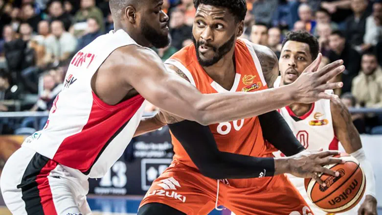 מונרו הערב מול הפועל. מעל כולם