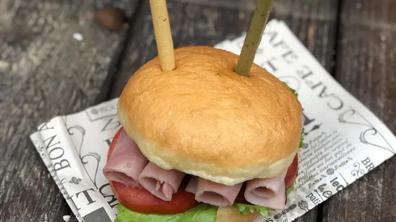 סופגניה במילוי פסטרמה ורוטב חרדל ופסטו