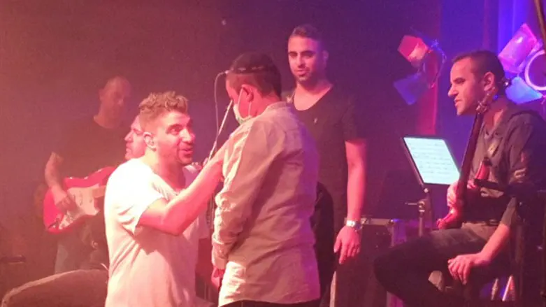 Shalom Dov Ber Yona at concert