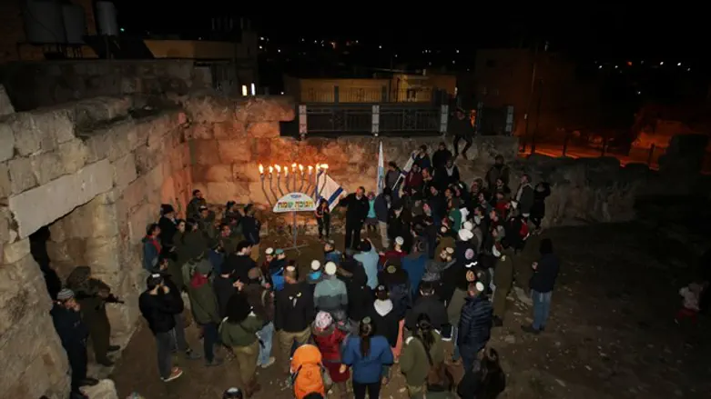 הדלקת נר שמיני בלב העיירה סמוע