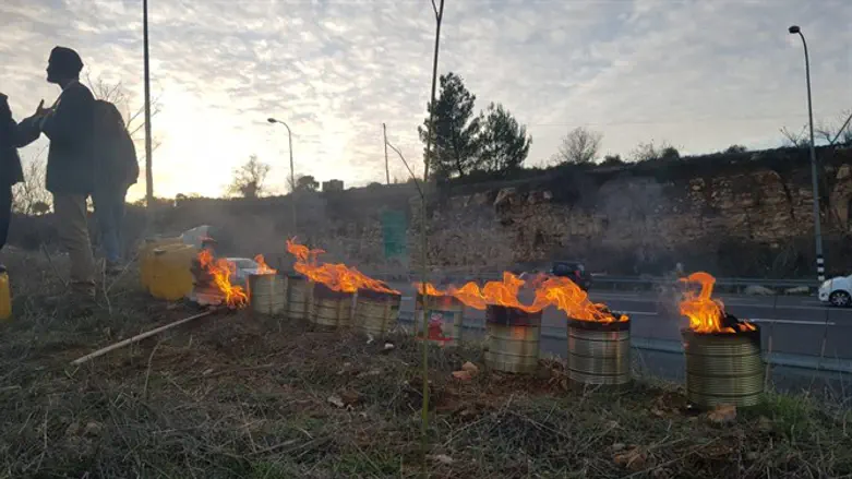 Memorial torches for caravan victims
