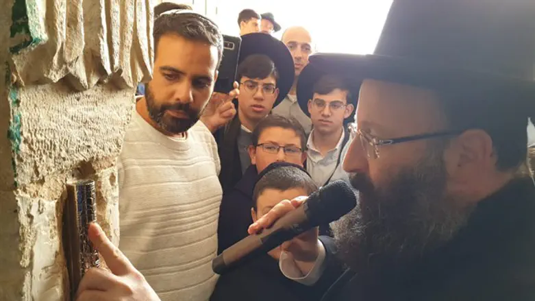 הרב רבינוביץ' קובע מזוזה חדשה במקום זו שהושחתה