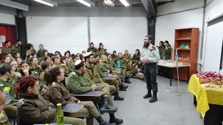 הרב שכטר עם חיילים