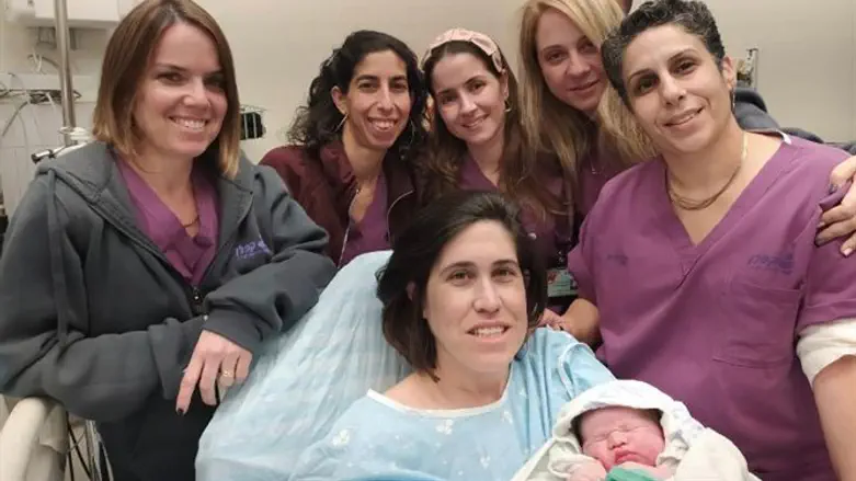 עדי והתינוק עם הצוות הרפואי 