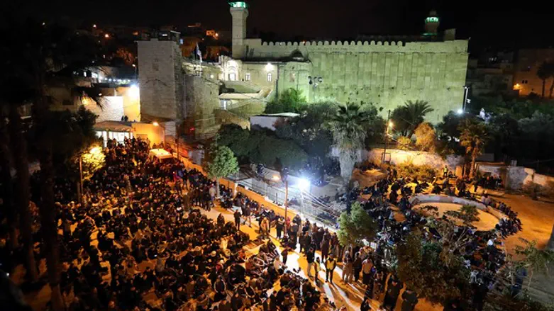 מתפללים מוסלמים גודשים את מערת המכפלה