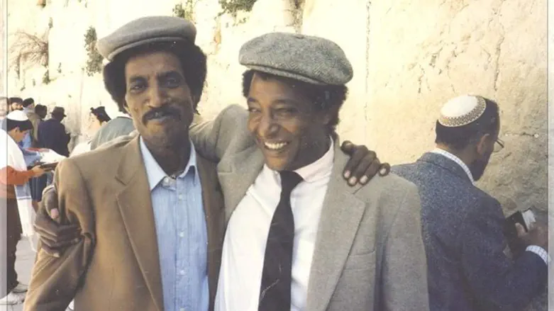 פרדה אקלום (משמאל) יחד עם פעיל העלייה ברוך טגניה