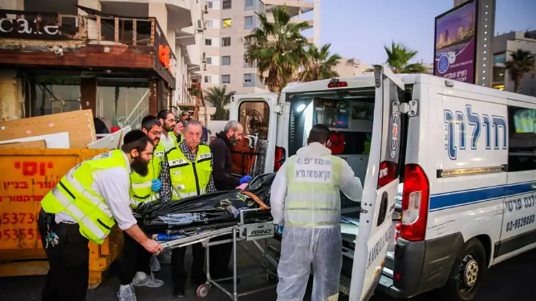 פינוי גופת הנרצח בגני קליינמן ז"ל